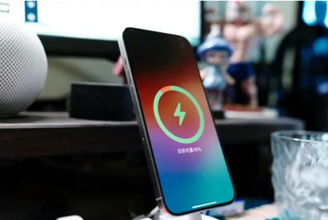 和舍镇苹果15换屏服务分享用什么充电器给iPhone15充电更好 